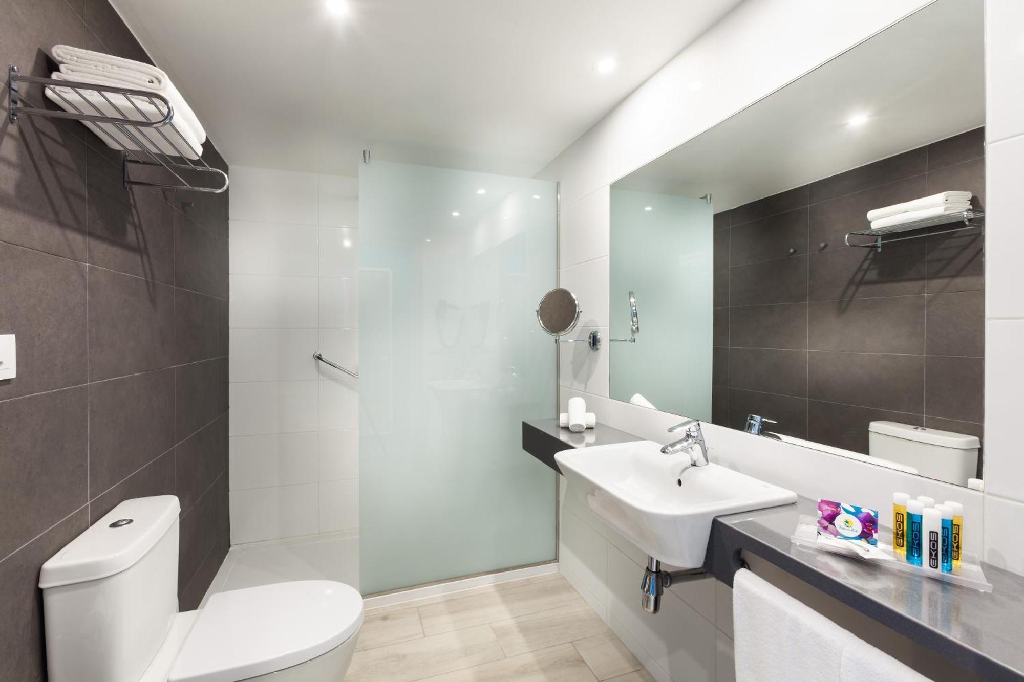 Suite con Vista Piscina (3 Adulti + 1 Bambino)